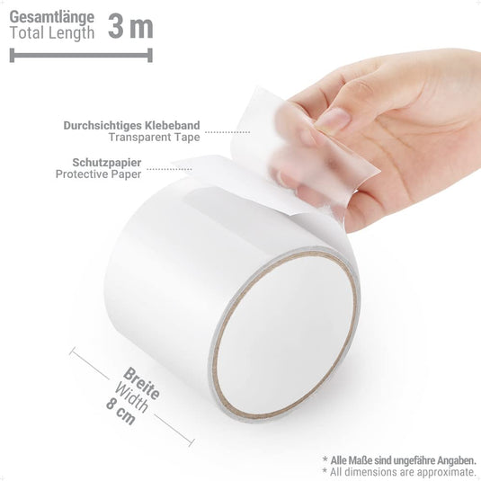 Een hand pelt een laag Tent tape: de onmisbare reparatietape voor je tent van een witte rol. Deze waterdichte reparatietape is ongeveer 3 meter lang en 8 cm breed, ideaal voor het vastzetten van outdoor gear.
