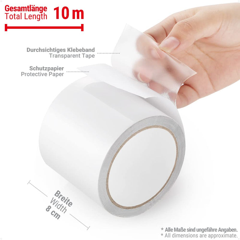 Laad afbeelding in Galerijviewer, Een hand pelt een strook doorzichtige, waterdichte tenttape van een rol met het label 10m x 8cm. Ideaal voor snelle reparaties buitenshuis, dit duurzame product is de oplossing voor kleine reparaties. Product: Tenttape: de onmisbare reparatietape voor je tent.
