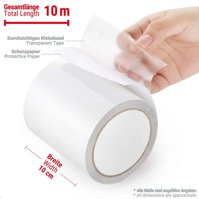 Laad afbeelding in Galerijviewer, Een hand trekt voorzichtig de beschermlaag van een rol transparante tenttape, met de labels &#39;Totale lengte 10 m&#39; en &#39;Breedte 10 cm&#39;, en toont een tekst in het Engels en Duits die de veelzijdige rol van de tape als tenttape benadrukt: de onmisbare reparatietape voor je tent.
