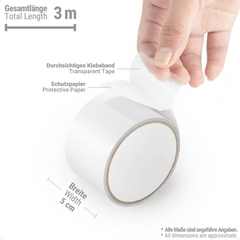 Laad afbeelding in Galerijviewer, Een persoon rolt transparante tenttape af van een rol, die 5 cm breed en 3 m lang is, gewikkeld in beschermend papier. De Duitse en Engelse tekst geeft afmetingen aan. Deze waterdichte tape, genaamd &quot;Tenttape: de onmisbare reparatietape voor je tent,&quot; is ideaal voor reparaties.
