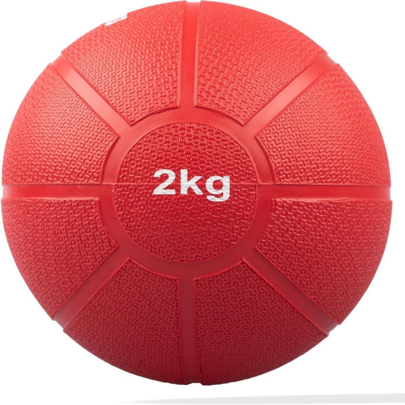 Laad afbeelding in Galerijviewer, Een rode &quot;Train je lichaam met de medicijnbal&quot; met een gestructureerd oppervlak en &quot;2kg&quot; in het wit op de voorkant, ideaal voor krachttraining.
