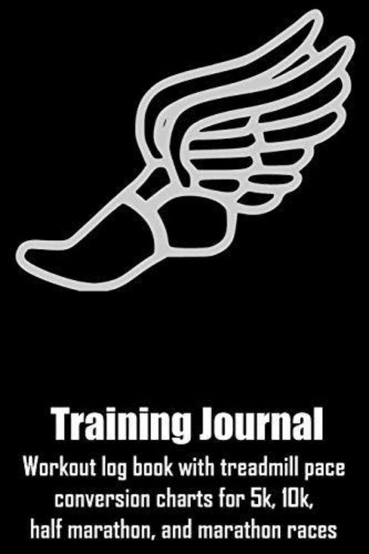 Zwarte omslag van een trainingsdagboek met een pictogram van een gevleugelde schoen, met conversietabellen voor loopbandtempo's van 5 km, 10 km, halve marathon en marathonraces. Ideaal om je voortgang op je fitnessreis bij te houden.