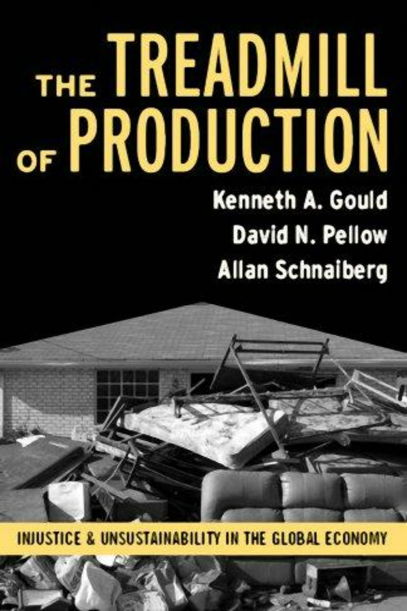 Laad afbeelding in Galerijviewer, Op de omslag van het boek &quot;Treadmill of Production: Injustice and Unsustainability in the Global Economy&quot; van Kenneth A. Gould, David N. Pellow en Allan Schnaiberg staat een huis met puin in de voortuin afgebeeld, wat thema&#39;s uit de milieusociologie benadrukt.

