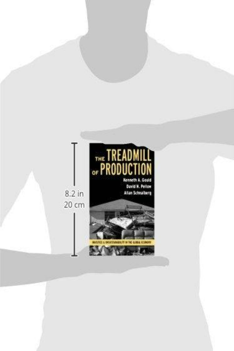 Laad afbeelding in Galerijviewer, Iemand die het boek &quot;Treadmill of Production: Injustice and Unsustainability in the Global Economy&quot; van Gould, Pellow en Schnaiberg vasthoudt, benadrukt de 20 cm grote omvang ervan, terwijl hij de milieusociologie onderzoekt en een duurzame toekomst voor ogen heeft.

