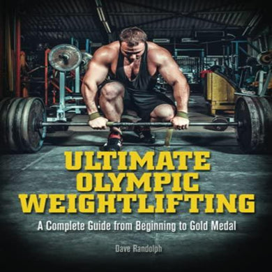 In een sportschool richt een gespierde man zich op krachttraining, waarbij hij een halter met gewichten optilt. Het boek dat hij gebruikt, heet 