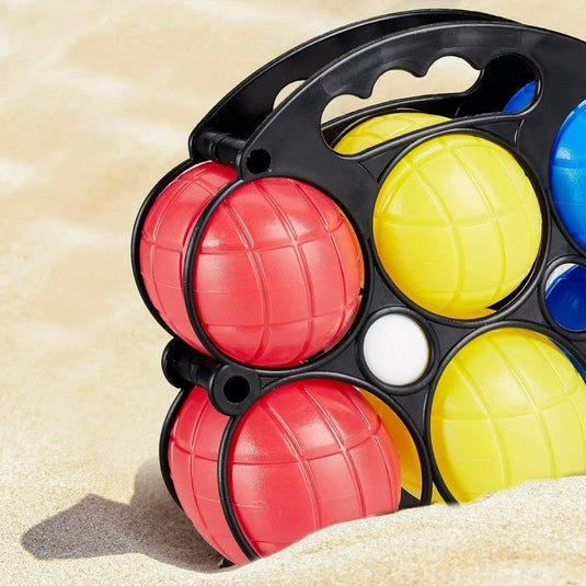 Het product "Beleef het plezier van boccia: Kleurrijk jeu de boules spel voor jong en oud!" beschikt over levendige ballen in rood, geel en blauw met een handvat, ideaal om op zandgrond te spelen.