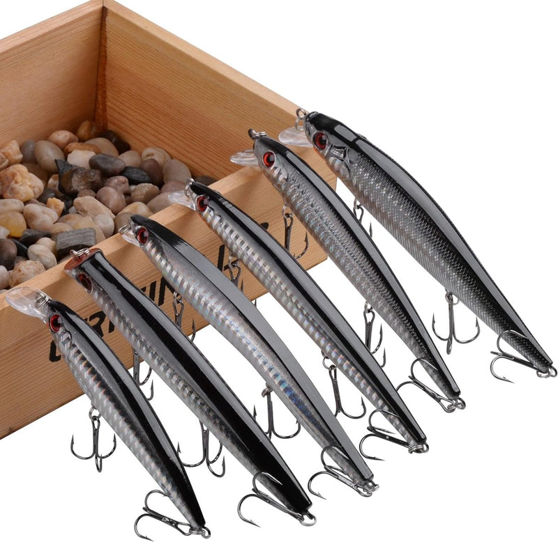 Laad afbeelding in Galerijviewer, In een houten kist met kiezelstenen zitten zes metalen Minnow-aas kunstaas met rode en zwarte details die lijken op &quot;Vang meer vissen met dit levensechte kunstaas voor vissen!&quot; voor authenticiteit.
