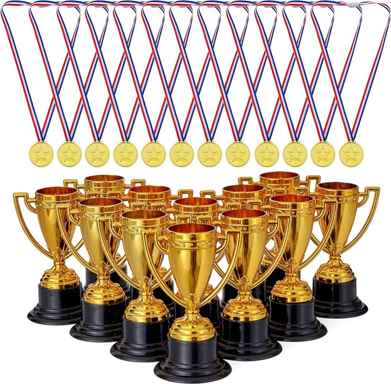Laad afbeelding in Galerijviewer, Een verzameling items uit &quot;Versier hun prestatie: Mini gouden medailles en trofeeën voor spontane momenten&quot;, met twaalf gouden trofeeën en zestien mini gouden medailles, elk met een rood, wit en blauw lint, gerangschikt in rijen.
