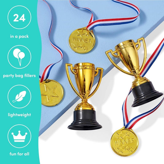 Versier hun prestatie: Mini gouden medailles en trofeeën weergegeven met rode, witte en blauwe linten op een blauw oppervlak. Kenmerken omvatten '24 in een verpakking', 'party bag fillers', 'lichtgewicht' en 'plezier voor iedereen'. Ideaal als gepersonaliseerde aandenkens.