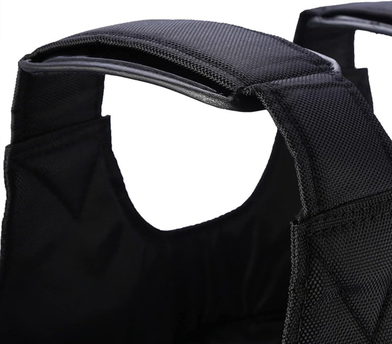 Laad afbeelding in Galerijviewer, Close-up van een zwarte schouderband op een tas met textuur, waarbij de vulling en naaddetails worden benadrukt, ideaal voor het dragen van je Verstelbaar verzwaard vest: de ultieme workout voor thuis en in de sportschool.

