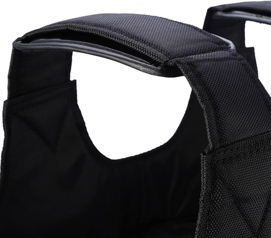 Close-up van een zwarte schouderband op een tas met textuur, waarbij de vulling en naaddetails worden benadrukt, ideaal voor het dragen van je Verstelbaar verzwaard vest: de ultieme workout voor thuis en in de sportschool.