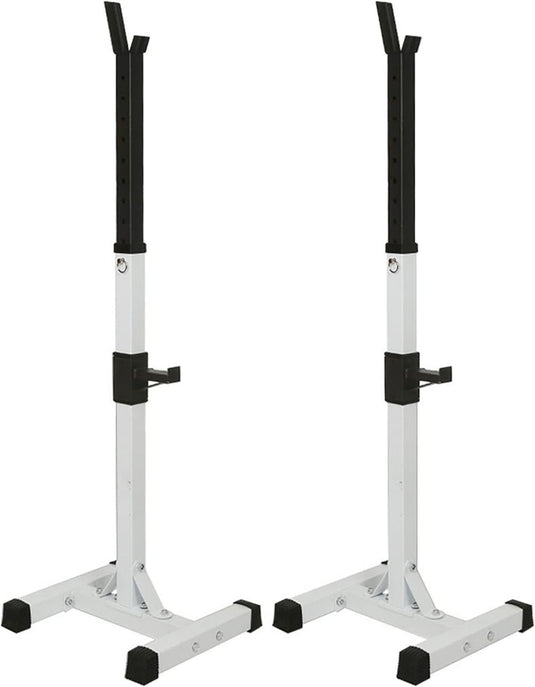 Twee verstelbare witmetalen squat racks, de zogenaamde halterreks, met strakke zwarte accenten op een frisse witte achtergrond zijn ideaal voor krachttraining. Product: Versterk je lichaam: Squat rek voor ultieme trainingsresultaten.
