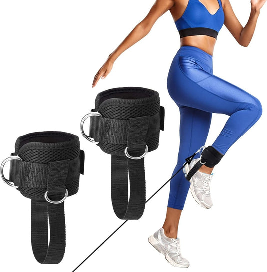 Iemand traint met premium enkelweerstandsbanden gemaakt van duurzaam neopreen, beschreven als "Verstevig je bilspieren, heupen, dijen en kuiten met de fitness enkelriem!", gekleed in een blauwe trainingsoutfit en witte sneakers. De fitness-enkelriem wordt benadrukt in close-ups.