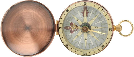 De Vintage koper kompas, beschreven als "een klassiek hulpmiddel voor outdoorliefhebbers," heeft een open messing deksel met een ronde wijzerplaat met graden en windrichtingen. Deze compacte, lichtgewicht en robuuste tool is ideaal voor op reis.
