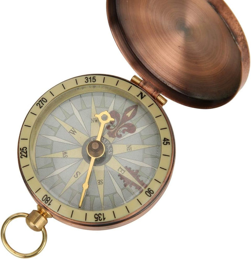 Laad afbeelding in Galerijviewer, De Vintage koper kompas, een klassiek hulpmiddel voor outdoorliefhebbers, opent zich en onthult kardinale richtingen en een fleur-de-lis. Dit koperen kompas is compact en lichtgewicht en is een elegante en functionele reisgenoot met antieke charme.
