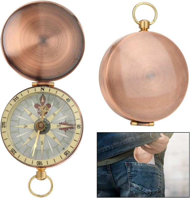 Laad afbeelding in Galerijviewer, Vintage koperen kompas in antieke stijl met gesloten deksel en open zicht, met een kleine afbeelding van iemand die dit compacte en lichtgewicht klassieke gereedschap voor buitensporters in een broekzak stopt.
