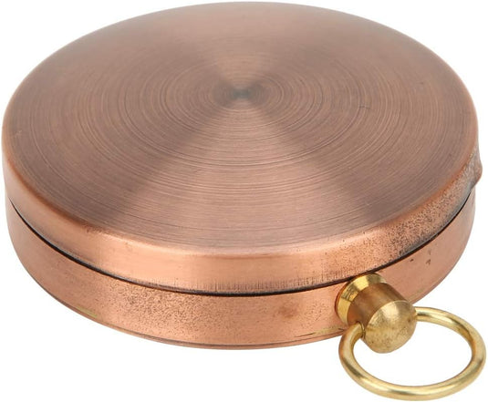 De Vintage koper kompas, een klassiek hulpmiddel voor outdoorliefhebbers, heeft een glad, glanzend oppervlak en een kleine koperen lus voor bevestiging, waardoor dit compacte en lichtgewicht stuk perfect is voor elk avontuur.