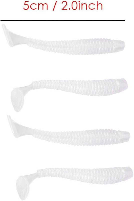 Vier transparante, geribbelde plastic vislokmiddelen met duurzame siliconen en T-staartontwerp, elk 5 cm (2 inch) lang, worden verticaal getoond uit de collectie "Vis als een pro met dit 50-delige set zachte kunstaas!.