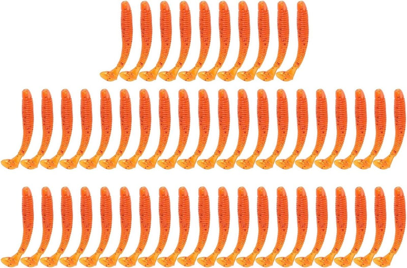 Laad afbeelding in Galerijviewer, Rijen identiek oranje zacht plastic kunstaas, gemaakt met duurzaam siliconen voor duurzaamheid, zijn gerangschikt op een witte achtergrond. Bekijk het product: &quot;Vis als een pro met dit 50-delige set zachte kunstaas!.
