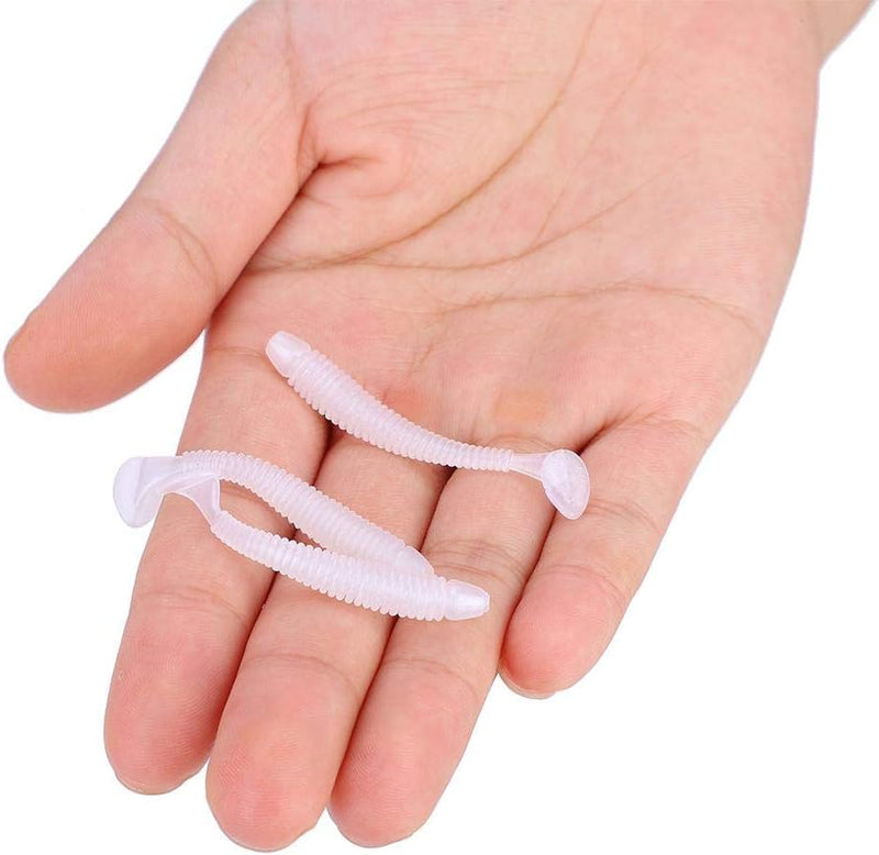 Laad afbeelding in Galerijviewer, Een hand houdt twee kleine, geribbelde, doorschijnende witte plastic kunstaasjes vast met een T-staart-ontwerp en ronde uiteinden uit de 50-delige set zachte kunstaas, Vis als een pro.
