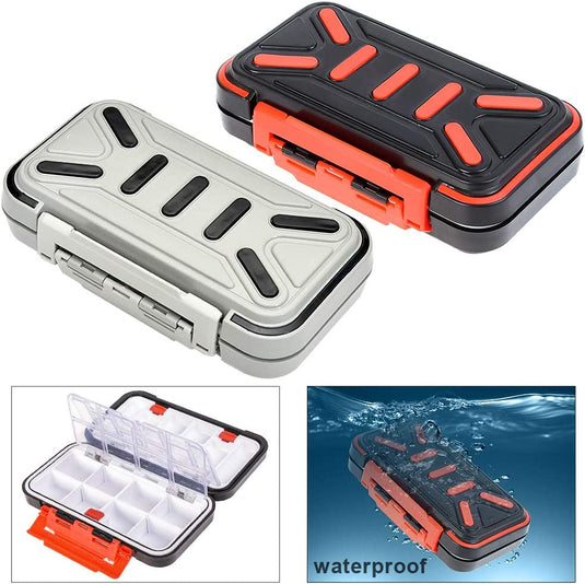 De twee waterdichte tackleboxen, één grijs en één zwart met rode accenten, bieden waterdichte bescherming en zijn voorzien van meerdere compartimenten voor efficiënte kunstaasopslag. Een afbeelding toont een ondergedompelde doos die de robuuste constructie demonstreert. Ontdek dit met onze "Ervaar de magie van onze veilige kunstaas opberging.