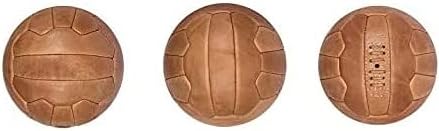 Drie vintage "Voetballiefhebbers, verzamelaars, opgelet!" ballen worden naast elkaar weergegeven, waarbij elk verschillende hoeken en paneelontwerpen benadrukt. Deze klassiekers zijn gemaakt van rijk bruin leer en weerspiegelen de charme van het wereldkampioenschap 1966.