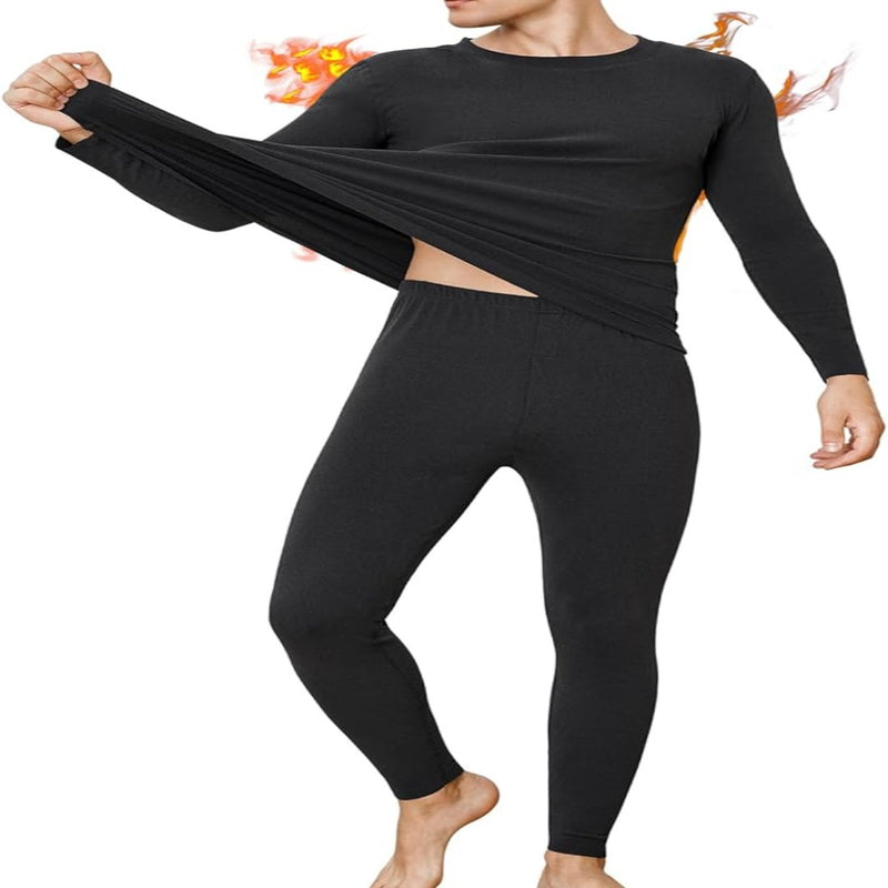 Laad afbeelding in Galerijviewer, Een persoon in het zwart &quot;Warm blijven en comfortabel bewegen in de winter met thermo ondergoed voor heren&quot; rekt de stof uit, met een vurige achtergrond die warmte en comfort symboliseert.
