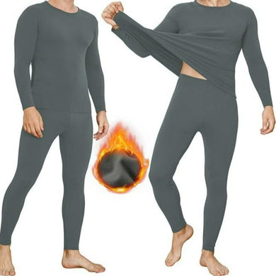 Twee mannen modelleren grijs thermisch ondergoed, waarvan één het shirt uitrekt om de elasticiteit ervan te tonen voor warmte en comfort. Een grafische vlam benadrukt de warmte en toont 