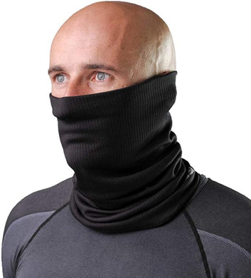 Iemand draagt een universele nekwarmer met de tekst 