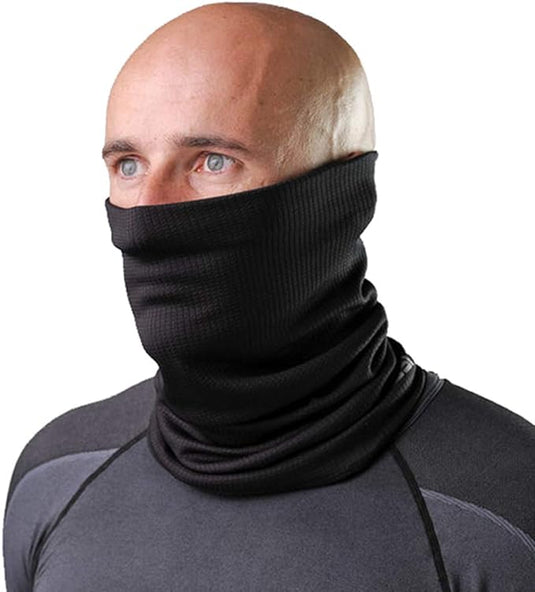 Iemand draagt een universele nekwarmer met de tekst 