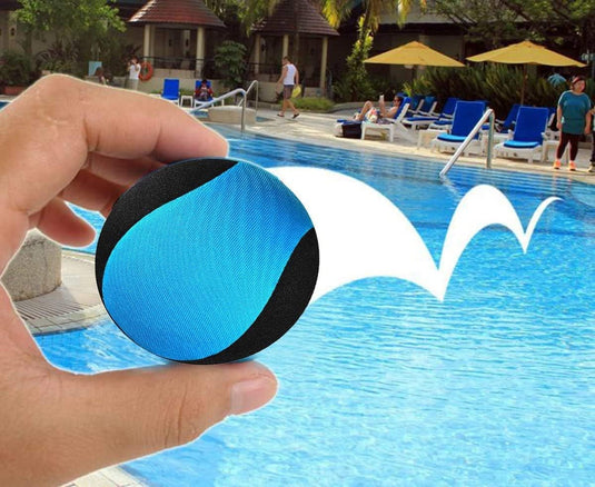 Een hand houdt een product "Waterballen: een hoeveelheid waterpret voor het hele gezin" vast bij een zwembad, met op de achtergrond spelende kinderen en mensen die onder parasols loungen.