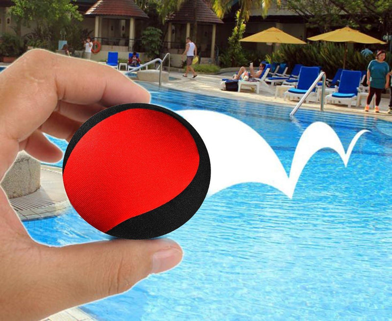 Laad afbeelding in Galerijviewer, Een hand die een Waterballen vasthoudt: een waterpret voor het hele gezin, rood en zwart gekleurd, boven een zwembad met een geanimeerd wit spatpad op de achtergrond, perfect voor kinderen om van te genieten op een zonnige dag.
