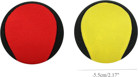 Twee bolvormige voorwerpen, die op Waterballen lijken: een waterpret voor het hele gezin, liggen naast elkaar; één rood met een zwarte rand en de andere geel met een zwarte rand. Ze hebben elk een diameter van 5,5 cm (2,17 inch), perfect voor speelse kinderen bij het zwembad!.