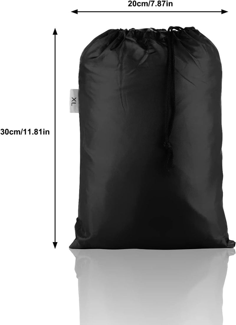 Laad afbeelding in Galerijviewer, Deze strakke, zwarte tas met trekkoord is gemaakt van duurzaam 210D Oxford-materiaal en meet 20 x 30 cm. Het heeft een reflecterend oppervlak en is prachtig afgewerkt. Zo biedt het stijlvolle bescherming voor al uw spullen.
