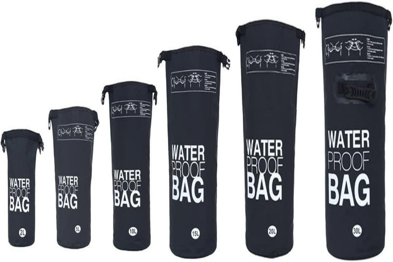 Laad afbeelding in Galerijviewer, Een reeks van zeven zwarte waterdichte tassen, &quot;Verken zorgeloos de natuur met onze waterdichte tas!&quot;, vervaardigd uit hoogwaardige materialen, varieert van 2L tot 30L. Ze zijn voorzien van rolsluitingen en verstelbare draagriemen voor comfort tijdens elk avontuur.

