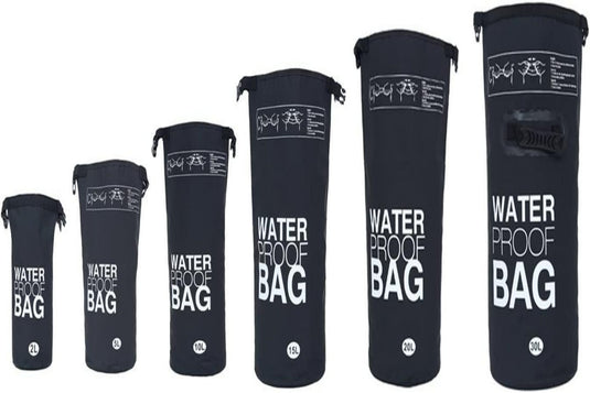 Een reeks van zeven zwarte waterdichte tassen, "Verken zorgeloos de natuur met onze waterdichte tas!", vervaardigd uit hoogwaardige materialen, varieert van 2L tot 30L. Ze zijn voorzien van rolsluitingen en verstelbare draagriemen voor comfort tijdens elk avontuur.