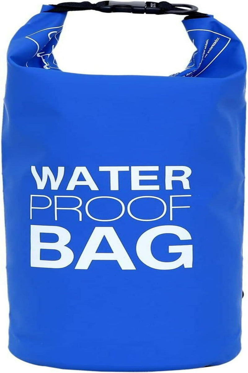 Laad afbeelding in Galerijviewer, Ontdek de natuur zonder zorgen met onze waterdichte blauwe tas met rolsluiting, de opdruk &quot;WATER PROOF BAG&quot; in het wit, gemaakt van hoogwaardige materialen en voorzien van verstelbare banden voor eenvoudig dragen.
