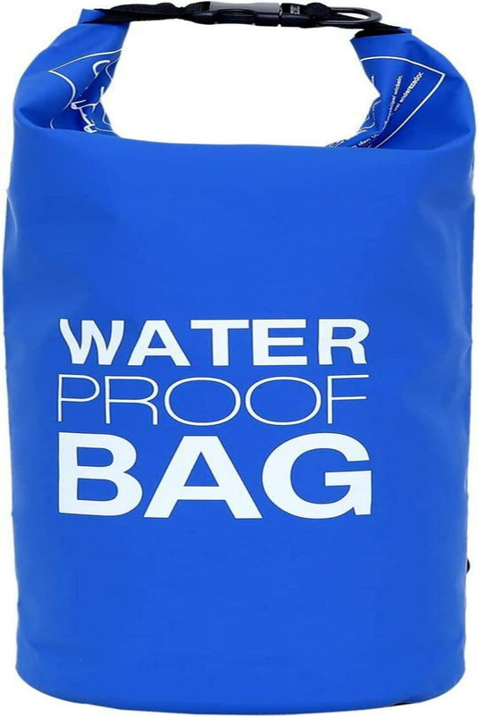 Ontdek de natuur zonder zorgen met onze waterdichte blauwe tas met rolsluiting, de opdruk "WATER PROOF BAG" in het wit, gemaakt van hoogwaardige materialen en voorzien van verstelbare banden voor eenvoudig dragen.