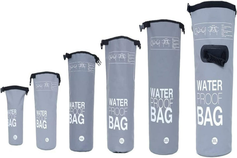 Laad afbeelding in Galerijviewer, Ontdek de natuur zorgeloos met onze zes grijze waterdichte tassen in verschillende maten: 5L, 10L, 15L, 20L, 25L en 30L. Ze zijn allemaal voorzien van een rolsluiting en een zwarte handgreep van hoogwaardige materialen.
