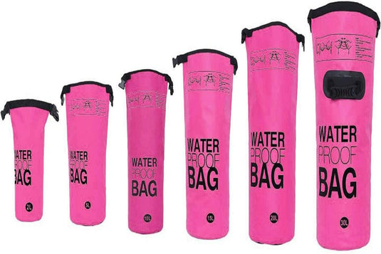 Het product "Verken zorgeloos de natuur met onze waterdichte tas!" bestaat uit een set van zes felroze waterdichte tassen, gemaakt van hoogwaardige materialen, in verschillende maten, gelabeld in liters variërend van 2L tot 20L.