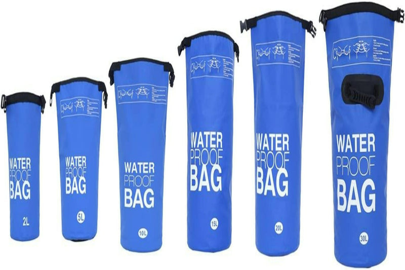 Laad afbeelding in Galerijviewer, Zes blauwe waterdichte tassen, gemaakt van hoogwaardige materialen en verkrijgbaar in de maten 2L, 3L, 5L, 10L, 20L en 30L, staan opgesteld op een witte achtergrond. Elk zakje van ons Verken zorgeloos de natuur met onze waterdichte tas! assortiment voorzien van verstelbare draagriemen voor gemakkelijk dragen.
