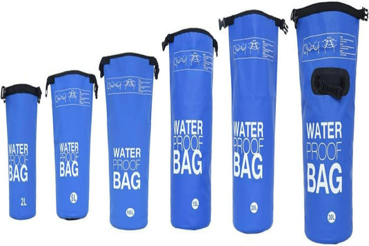 Zes blauwe waterdichte tassen, gemaakt van hoogwaardige materialen en verkrijgbaar in de maten 2L, 3L, 5L, 10L, 20L en 30L, staan opgesteld op een witte achtergrond. Elk zakje van ons Verken zorgeloos de natuur met onze waterdichte tas! assortiment voorzien van verstelbare draagriemen voor gemakkelijk dragen.