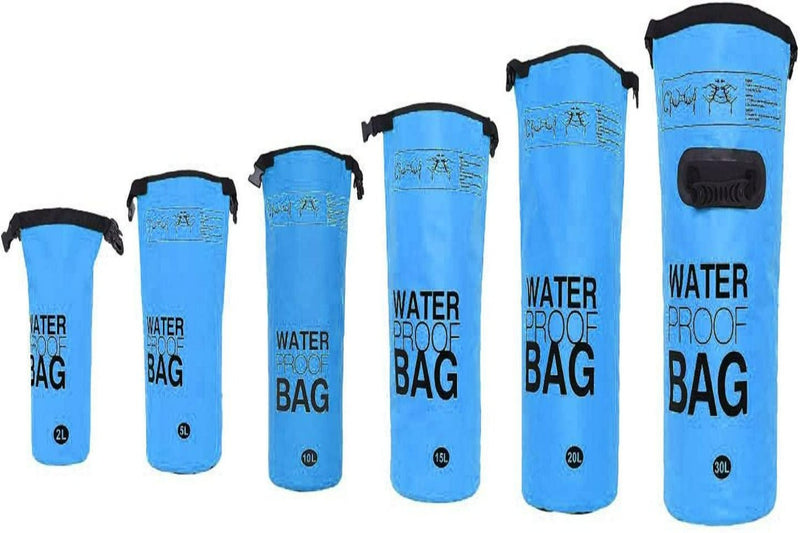Laad afbeelding in Galerijviewer, Zes blauwe waterdichte dry bags (2L, 5L, 10L, 15L, 20L, 30L), vervaardigd uit hoogwaardige materialen en voorzien van verstelbare draagriemen voor gemakkelijk dragen, staan opgesteld van klein tot groot. Zorgeloos de natuur ontdekken met &quot;Verken zorgeloos de natuur met onze waterdichte tas!.
