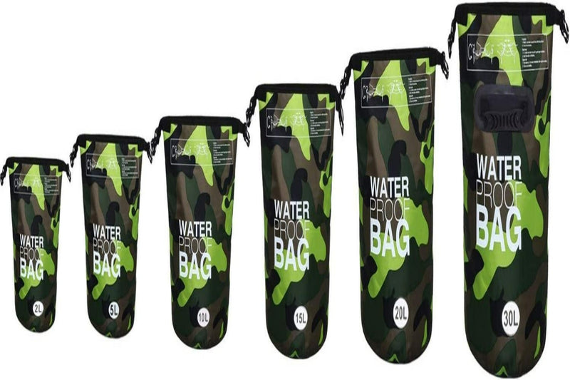 Laad afbeelding in Galerijviewer, Zes camouflage waterdichte tassen, gemaakt van hoogwaardige materialen, gerangschikt op formaat (2L tot 30L). Elke tas is voorzien van een rolsluiting, verstelbare draagriemen en een capaciteitslabel. Product: Verken zorgeloos de natuur met onze waterdichte tas!.
