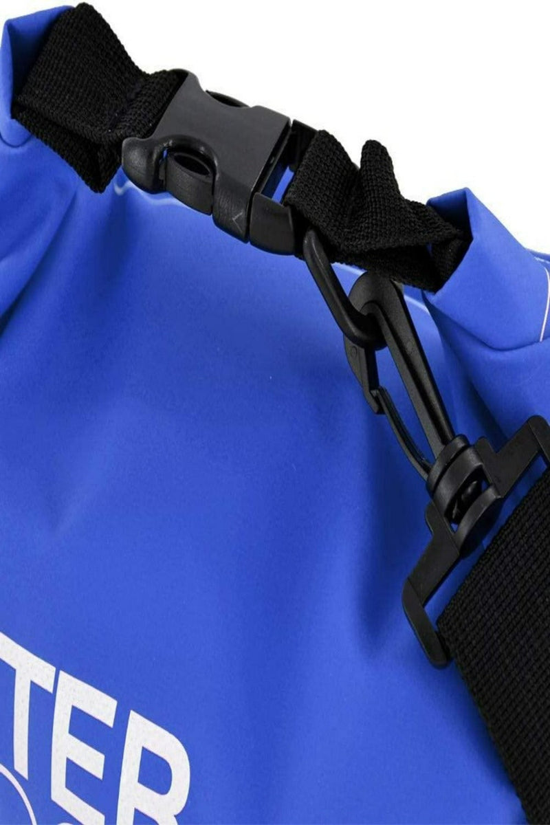 Laad afbeelding in Galerijviewer, Close-up van Verken zorgeloos de natuur met onze waterdichte tas! in blauw, met een zwarte band en plastic gesp. De bovenkant wordt opgerold en vastgeklemd voor afdichting. Gedeeltelijke tekst zichtbaar: &quot;TER&quot;. Gemaakt van hoogwaardige materialen.
