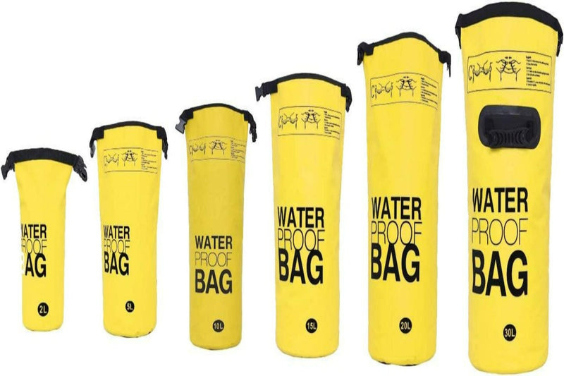 Laad afbeelding in Galerijviewer, Zes gele waterdichte tassen in de maten van 2L tot en met 30L zijn gemaakt van hoogwaardige materialen. Elke tas is voorzien van een label met de capaciteit ervan en &#39;Water Proof Bag&#39;, voorzien van verstelbare draagriemen voor het gemak. Product: Verken zorgeloos de natuur met onze waterdichte tas!.
