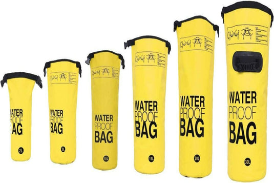 Zes gele waterdichte tassen in de maten van 2L tot en met 30L zijn gemaakt van hoogwaardige materialen. Elke tas is voorzien van een label met de capaciteit ervan en 'Water Proof Bag', voorzien van verstelbare draagriemen voor het gemak. Product: Verken zorgeloos de natuur met onze waterdichte tas!.