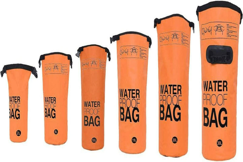 Laad afbeelding in Galerijviewer, Verken zorgeloos de natuur met onze 2L tot 30L waterdichte tassen in levendig oranje, gemaakt van hoogwaardige materialen. Elke tas heeft &quot;WATER PROOF BAG&quot; labels, stevige gespsluitingen en een handige rolsluiting.
