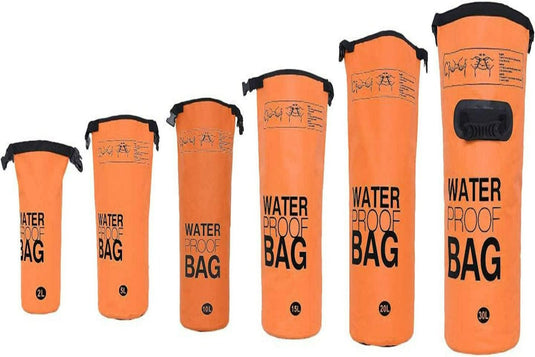 Verken zorgeloos de natuur met onze 2L tot 30L waterdichte tassen in levendig oranje, gemaakt van hoogwaardige materialen. Elke tas heeft "WATER PROOF BAG" labels, stevige gespsluitingen en een handige rolsluiting.