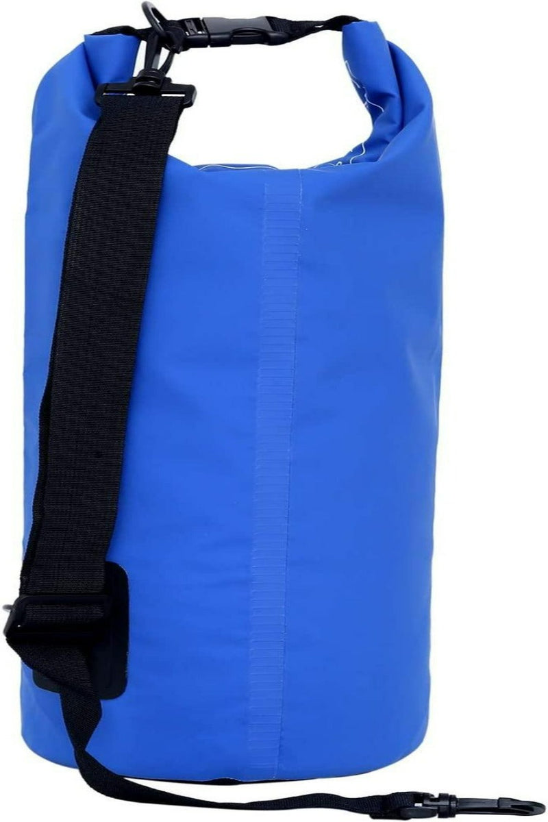 Laad afbeelding in Galerijviewer, Verken zorgeloos de natuur met onze waterdichte tas, een blauwe droge tas gemaakt van hoogwaardige materialen, voorzien van een zwarte verstelbare schouderriem en clipsluiting.
